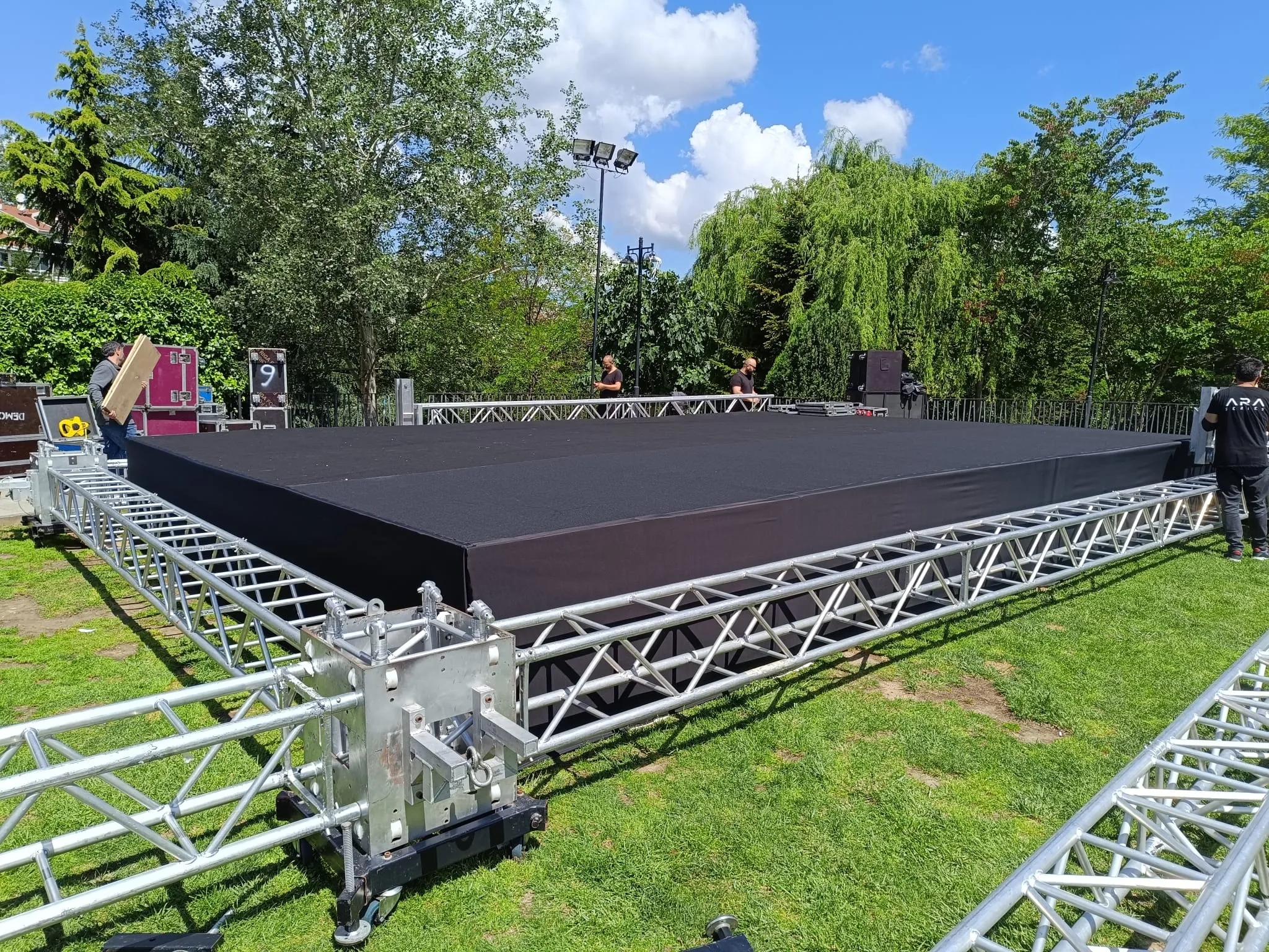 Üsküdar organizasyonunda podyum kurulumu